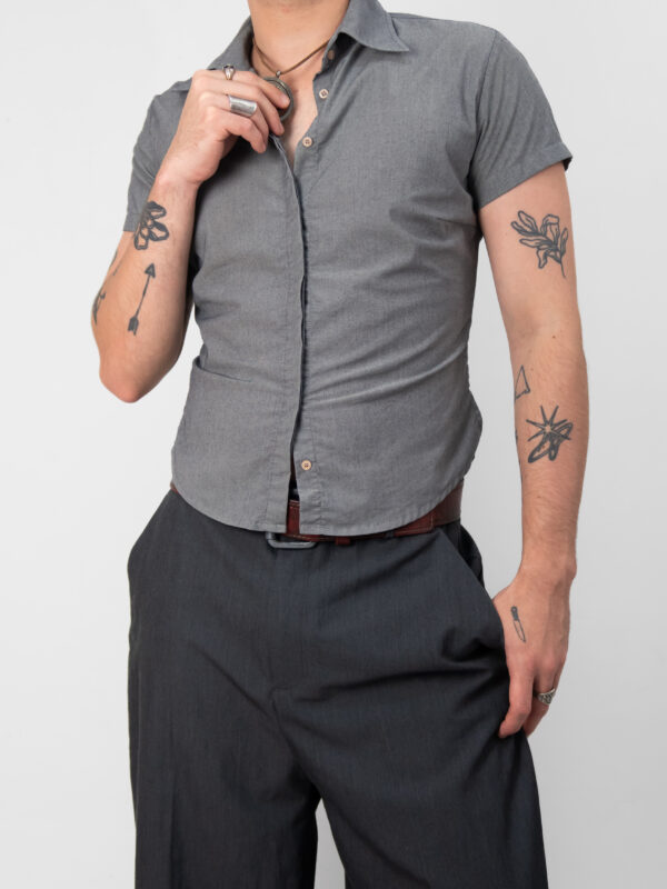 camisa marca cinza