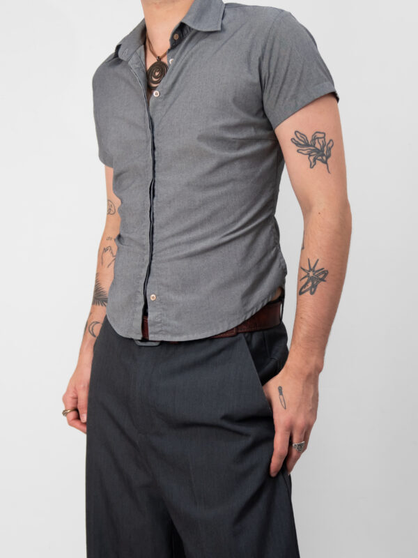 camisa marca cinza