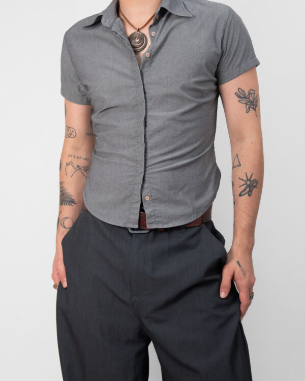 camisa marca cinza