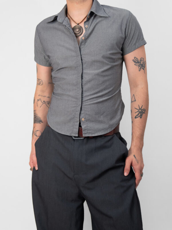 camisa marca cinza