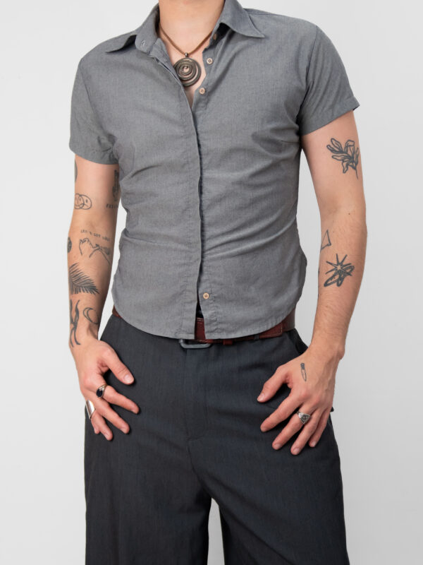 camisa marca cinza