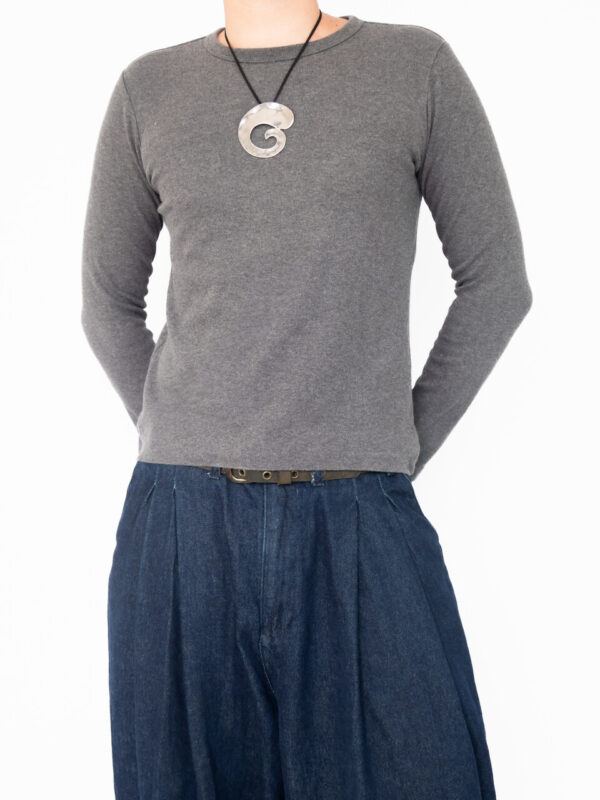 blusa uniqlo cinza