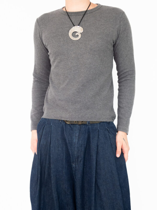 blusa uniqlo cinza
