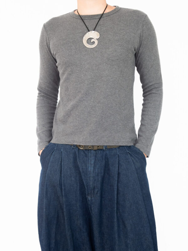blusa uniqlo cinza