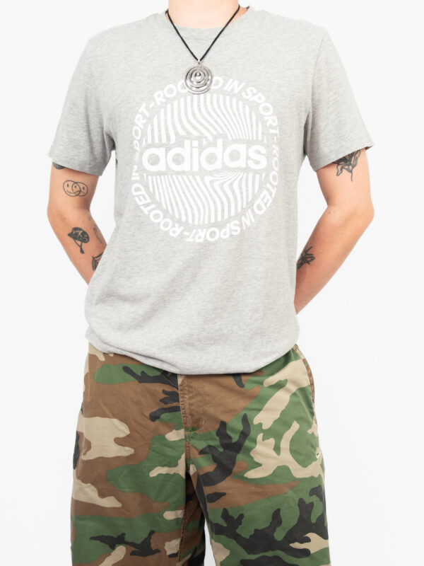camiseta adidas grey