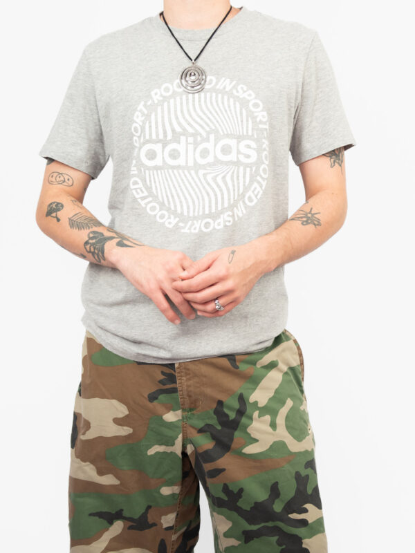 camiseta adidas grey