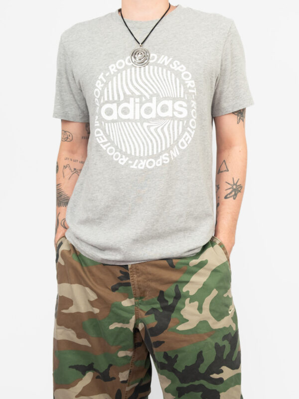 camiseta adidas grey
