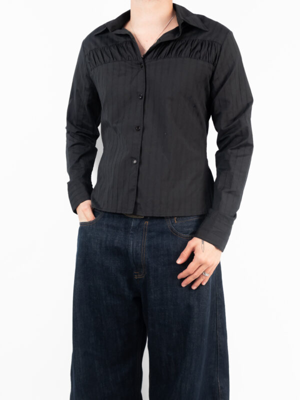 blusa plisada preta