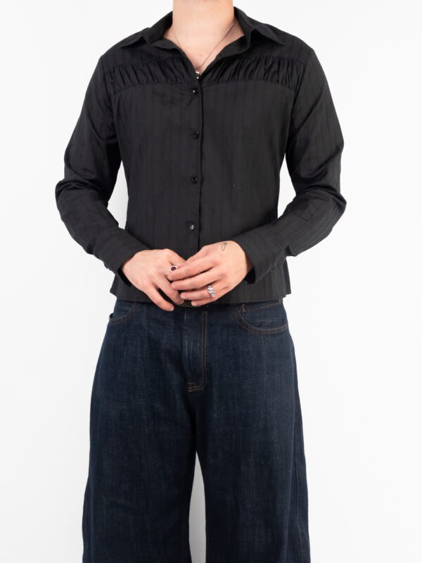 blusa plisada preta